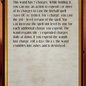 Puede incluir: Una carta de juego de rol de fantas&iacute;a con un marco de madera marr&oacute;n y un fondo beige. La carta presenta el t&iacute;tulo "Varita de bolas de fuego" y una descripci&oacute;n de las habilidades de la varita y c&oacute;mo usarla.