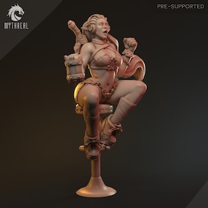 Puede incluir: Una miniatura impresa en 3D de una figura femenina con una expresión de sorpresa, vestida con un atuendo de cuero y cota de malla, sosteniendo un arma y un barril, sentada en un taburete. La figura está pintada en un color marrón claro.