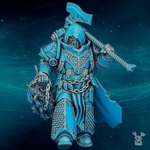 Könnte beinhalten: Eine blaue und silberne Miniaturfigur eines Kriegers, der einen Kapuzenumhang trägt und eine große Axt und einen angeketteten Drachenkopf hält.