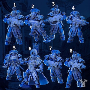 Może przedstawiać: Osiem niebieskich i złotych figurek miniaturowych kosmicznych marines, każda trzymająca broń i stojąca w innej pozie. Figurki są ponumerowane od 1 do 8.