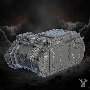 Puede incluir: Un modelo de plástico gris de un vehículo de transporte militar con un diseño detallado y detalles intrincados. El vehículo tiene un techo cerrado con una escotilla y una gran puerta trasera. El modelo está diseñado para juegos de mesa.