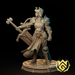 Peut inclure: Une figurine miniature détaillée d'une guerrière féminine en armure complète, tenant une épée et un bouclier. La figurine est peinte en gris clair et se tient sur une base circulaire.
