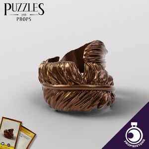 Op de afbeelding: Een bronzen ring met een gedetailleerd veren ontwerp. De ring is een statement piece en zou een uniek cadeau zijn.