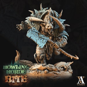 Könnte beinhalten: Eine detaillierte Miniaturfigur eines wolfartigen Wesens mit Hörnern und einer großen Axt. Das Wesen trägt eine Rüstung und hat einen grimmigen Ausdruck. Die Miniatur ist in Braun-, Grau- und Blautönen bemalt. Der Sockel der Miniatur ist aus braunem, strukturiertem Material. Die Miniatur ist Teil der Howling Horde Bite-Kollektion.