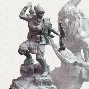 Puede incluir: Una figura gris y detallada de una guerrera con arco y flecha, que lleva un tocado de plumas y armadura. La figura está de pie sobre una base rocosa.