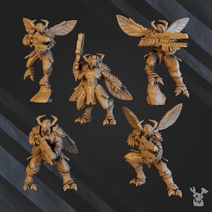 Puede incluir: Cinco figuras en miniatura detalladas de guerreros insectoides con alas, sosteniendo armas y de pie sobre una superficie texturizada. Las figuras están pintadas en un color marrón apagado.