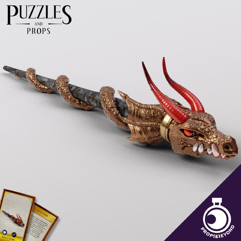 Puede incluir: Un bast&oacute;n de cabeza de drag&oacute;n dorado con cuernos rojos y una cola de metal en espiral. El bast&oacute;n es un accesorio de fantas&iacute;a para juegos de rol.