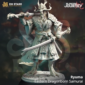 Puede incluir: Una figura miniatura pintada de blanco de un samurái draconiano, sosteniendo dos espadas. La figura lleva ropa japonesa tradicional con intrincados detalles. La figura está de pie sobre una base redonda. El texto "Ryuma Eastern Dragonborn Samurai" está impreso debajo de la base.