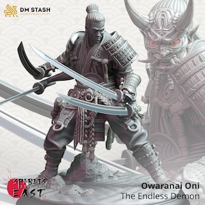 Puede incluir: Una miniatura gris de un guerrero samurái impresa en 3D que sostiene dos espadas. El guerrero lleva armadura y ropa japonesa tradicional. La miniatura forma parte de un conjunto llamado "Spirits from the East" y se titula "Owaranai Oni, The Endless Demon".