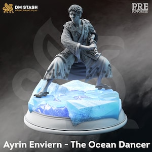 Puede incluir: Una miniatura impresa en 3D de color gris de una persona con un atuendo tradicional japonés, sosteniendo una espada, de pie sobre una base de hielo azul y blanco. La miniatura se titula "Ayrin Enviern - The Ocean Dancer".