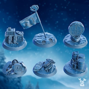 Könnte beinhalten: Sechs Miniaturmodelle aus Plastik von verschiedenen Objekten auf runden Sockeln. Die Objekte umfassen ein Gebäude, eine Flagge, einen Stein mit einem Symbol, einen Stapel Fässer, ein Fahrzeug und einen Schutthaufen.