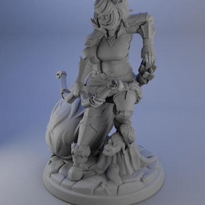 Peut inclure: Figurine grise d'une guerrière aux traits de renard, vêtue d'une armure et tenant un arc. La figurine repose sur une base ronde avec une surface texturée et détaillée. Le design général suggère un thème fantastique.
