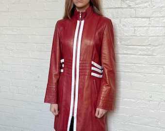 Manteau mod en cuir rouge vintage des années 1970 : veste longue à rayures racing