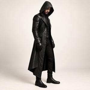以下が含まれることがあります： 尖ったフード、長袖、構造的なフィット感が特徴の長い黒のレザートレンチコート。コートは、お揃いの黒のベスト、黒のズボン、黒のレザーグローブ、黒のレザーブーツの上に着用されており、モノクロームな外観を作り出しています。