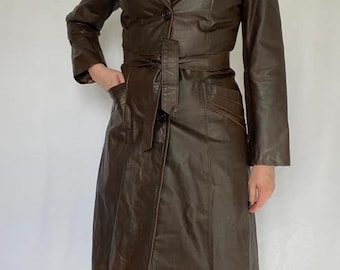 Vintage bruine leren trenchcoat uit de jaren 70 | Lange leren jas met riem | Overjas dames schapenvacht