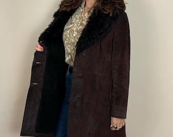 Manteau vintage des années 70 en peau de mouton retournée Penny Lane - Daim marron foncé avec bordure en fourrure noire