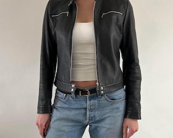 Giacca da motociclista in pelle aderente vintage anni '90: stile motociclista da donna
