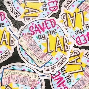 Pegatina &quot;Salvado por el Laboratorio&quot;: Divertido juego de palabras sobre técnico de laboratorio médico - Vinilo impermeable