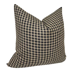 K&ouml;nnte beinhalten: Schwarzer und beigefarbener Gingham-Kissenbezug. Der Kissenbezug ist aus weichem, gewebtem Stoff mit einem karierten Muster.
