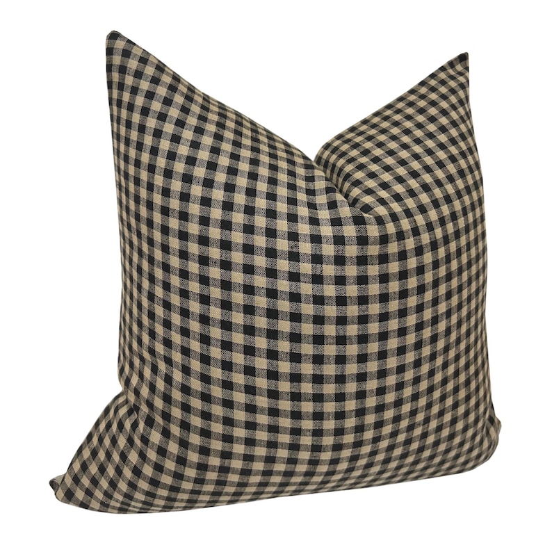 K&ouml;nnte beinhalten: Schwarzer und beigefarbener Gingham-Kissenbezug. Der Kissenbezug ist aus weichem, gewebtem Stoff mit einem karierten Muster.