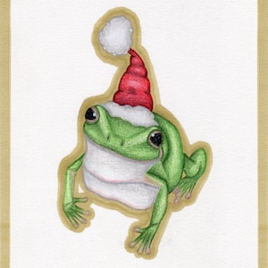 Puede incluir: Ilustración caprichosa de una rana verde con un gorro de Papá Noel rojo y blanco. La rana tiene ojos grandes y expresivos y está sobre un fondo neutro con un borde dorado. La obra de arte tiene una calidad dibujada a mano.