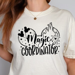 Coordinador Mágico Svg, Mickeyy Mouse Svg, Disneyland Family Trip Svg, Personalizar SVG, Archivo de corte de vinilo, Archivo de diseño imprimible Ai, Diseño Cricut