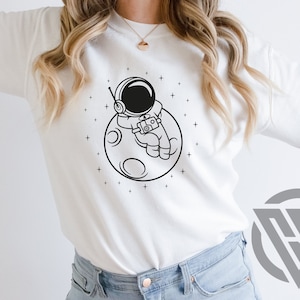 Astronauta posa sulla luna, vettore Galaxy per il taglio, Astronauta con Planet SVG, Space SVG, Cute Space Astronaut, Astronaut moon svg png, Kid