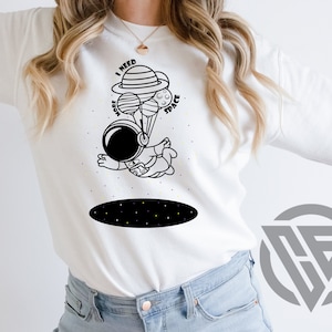 Silhueta de astronauta, vetor de galáxia para corte, cosmonauta com planeta, espaço, preciso de mais espaço SVG, espaço engraçado Svg, casal Svg, presente fofo