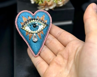 Broche de corazón con ojo turco hecho a mano con cuentas, alfiler de bordado único