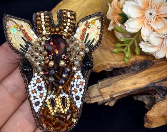 Hand-Embroidered Beaded Giraffe Brooch – Unique Animal Lapel Pin