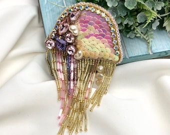 Broche de medusa hecho a mano con lentejuelas y cuentas - Joyería marina para mujer, broche de medusa bordado - Pin de criatura marina con cuentas brillantes