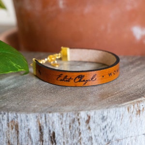 Pulsera de cuero Mujer de Valor: Eshet Chayil / Joyería de cuero personalizada / Pulsera cristiana
