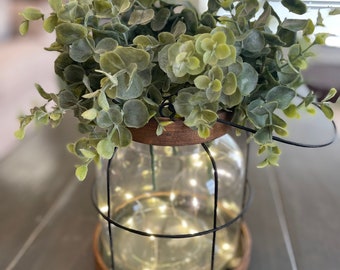 Centrotavola lanterna in vetro vintage con vaso di eucalipto/rustico
