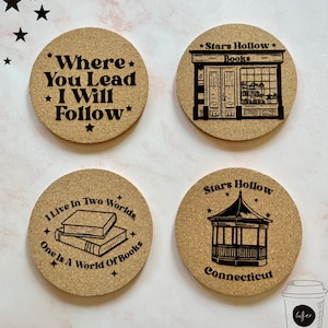 K&ouml;nnte beinhalten: Vier Korkuntersetzer mit schwarzem Text und Bildern. Die Untersetzer zeigen Zitate aus der Fernsehserie Gilmore Girls. Die Zitate lauten: "Where You Lead I Will Follow", "I Live In Two Worlds, One Is A World Of Books", "Stars Hollow Books" und "Stars Hollow Connecticut".