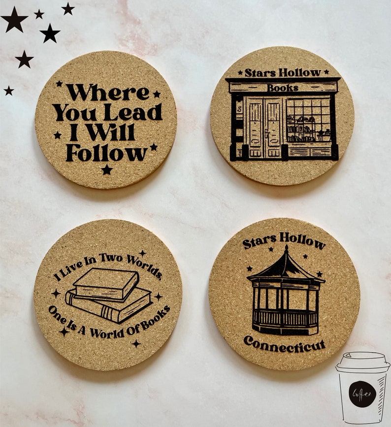 K&ouml;nnte beinhalten: Vier Korkuntersetzer mit schwarzem Text und Bildern. Die Untersetzer zeigen Zitate aus der Fernsehserie Gilmore Girls. Die Zitate lauten: "Where You Lead I Will Follow", "I Live In Two Worlds, One Is A World Of Books", "Stars Hollow Books" und "Stars Hollow Connecticut".