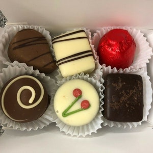 Chocolates belgas de lujo Caja de regalo blanca de 200 g que contiene 13-14 chocolates surtidos de Chocolate Source imagen 2
