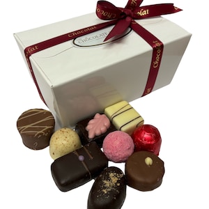 Chocolates belgas de lujo Caja de regalo blanca de 200 g que contiene 13-14 chocolates surtidos de Chocolate Source imagen 1