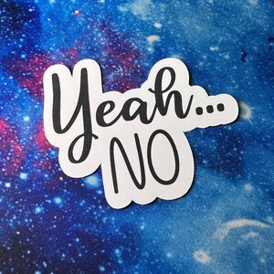 Può includere: Etichetta bianca con testo nero che dice "Yeah... NO" su uno sfondo a stampa galattica blu e viola.
