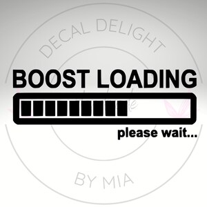 Puede incluir: Pegatina negra y blanca con el texto "BOOST LOADING" y una barra de progreso casi llena. El texto "please wait..." está debajo de la barra de progreso.