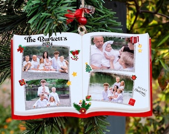 Puede incluir: Un adorno navideño blanco en forma de libro con un borde rojo y detalles de purpurina. El adorno presenta cuatro fotos de una familia, con el texto "The Burket's 2021" y "Merry Christmas" en la parte delantera.