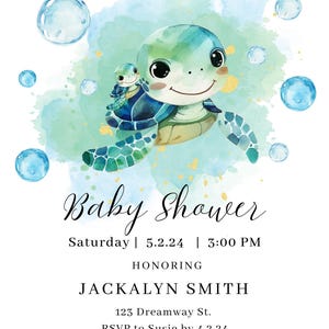 Może przedstawiać: Zaproszenie na baby shower z akwarelową ilustracją dwóch zielonych żółwi morskich pływających w niebieskiej wodzie z bąbelkami. Tekst brzmi "A little hatchling is on the way" i "Baby Shower". Zaproszenie zawiera datę, godzinę i imię osoby, której dotyczy przyjęcie, Jackalyn Smith.