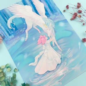 Könnte beinhalten: Eine Illustration einer Frau in einem weißen Kleid mit rosa Haaren, die mit einem weißen geflügelten Pferd interagiert. Der Hintergrund ist eine Darstellung im Aquarellstil einer blau-weißen Landschaft. Das Kunstwerk hat ein Fantasy-Thema.