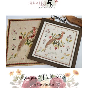 Könnte beinhalten: Eine Reproduktion eines antiken Stickmusterdesigns mit einem Fasan auf einem Ast mit Blumen. Das Originalstück wurde 1872 von Margaret Hull geschaffen und ist in einem dunkelbraunen Holzrahmen gerahmt.