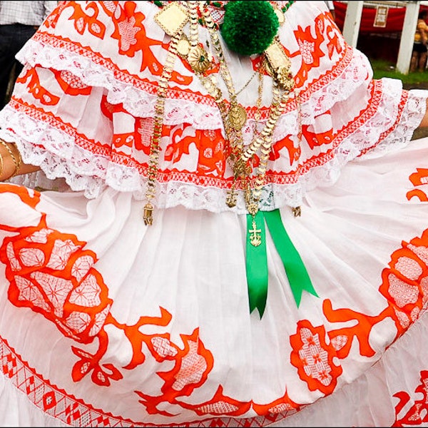 Pennants in the Panamanian Pollera