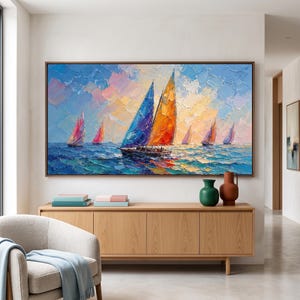 Op de afbeelding: Een groot rechthoekig olieverfschilderij met meerdere zeilboten op een getextureerde blauwe zee onder een pastelkleurige lucht. De centrale boot heeft een opvallend blauw zeil en een fel oranje zeil in de verte.