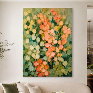 Peut inclure: Peinture florale abstraite aux tons pêche, jaune et vert. L'œuvre présente un effet texturé et superposé avec des formes circulaires rappelant des fleurs et du feuillage. Le fond est un mélange de verts, créant une sensation de profondeur.