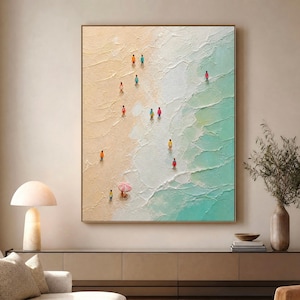 Puede incluir: Pintura abstracta de una escena de playa con figuras. La obra presenta una superficie texturizada con una playa de arena beige, agua turquesa y pequeñas figuras de varios colores. Se ve una sombrilla rosa.