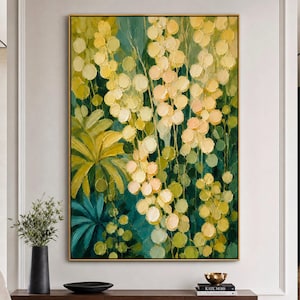 Peut inclure: Peinture florale abstraite dans un cadre doré. L'œuvre présente un fond vert foncé avec des formes circulaires et des feuilles jaunes et vertes. La peinture a un aspect texturé et est exposée dans une pièce bien éclairée.