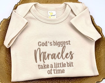 Body bordado Los milagros más grandes de Dios toman tiempo • Anuncio de embarazo largamente esperado • Bebé de FIV • Embarazo de FIV • Regalo para bebé