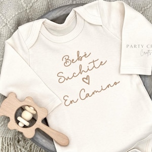 Embroidered Custom Bebé En Camino Bodysuit • Spanish Pregnancy Announcement • Hola Abuelitos Anuncio De Bebé • Spanish Bodysuit for Abuelita